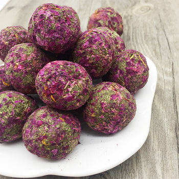 Žolės kramtomoji kamuolys mažiems gyvūnėliams — džiovintas maistas, prekinis ženklas Carrot valley, bendro pobūdžio naudojimas, naminių gyvūnų maistas