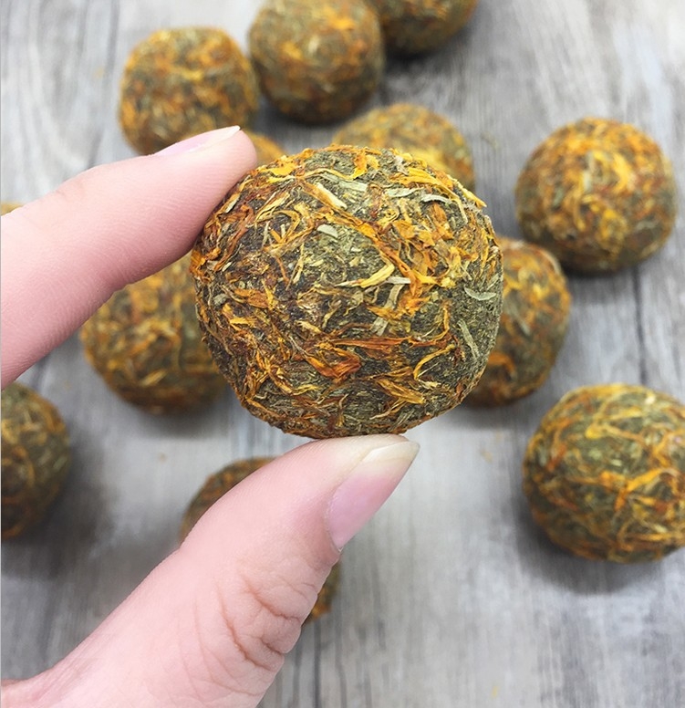 Žolės kramtomoji kamuolys mažiems gyvūnėliams — džiovintas maistas, prekinis ženklas Carrot valley, bendro pobūdžio naudojimas, naminių gyvūnų maistas