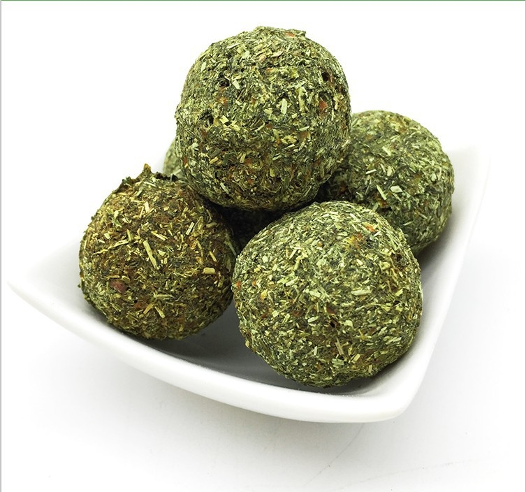 Žolės kramtomoji kamuolys mažiems gyvūnėliams — džiovintas maistas, prekinis ženklas Carrot valley, bendro pobūdžio naudojimas, naminių gyvūnų maistas