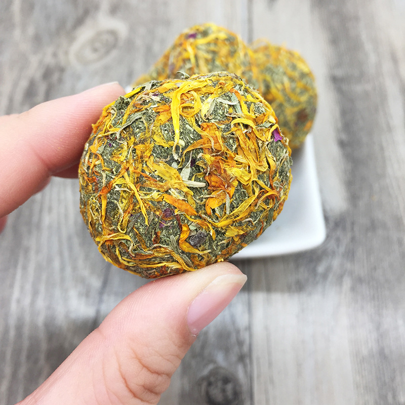 Žolės kramtomoji kamuolys mažiems gyvūnėliams — džiovintas maistas, prekinis ženklas Carrot valley, bendro pobūdžio naudojimas, naminių gyvūnų maistas