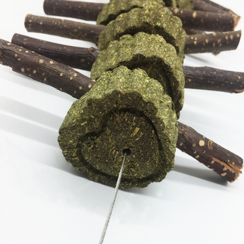 Džiovintas maistas triušiams ir hamstersiams — kramyklių lazdelės su Timotija žole ir obuolių šakelėmis, Carrot Valley