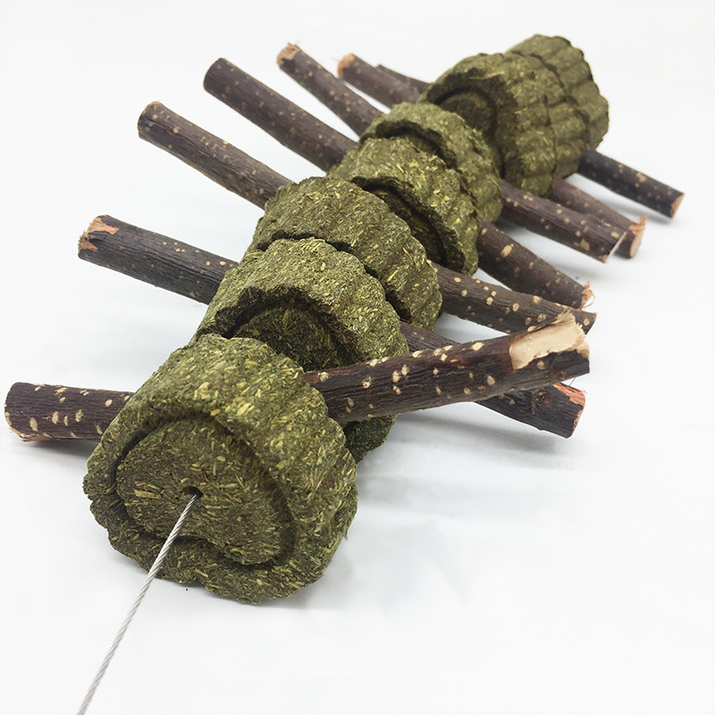 Džiovintas maistas triušiams ir hamstersiams — kramyklių lazdelės su Timotija žole ir obuolių šakelėmis, Carrot Valley