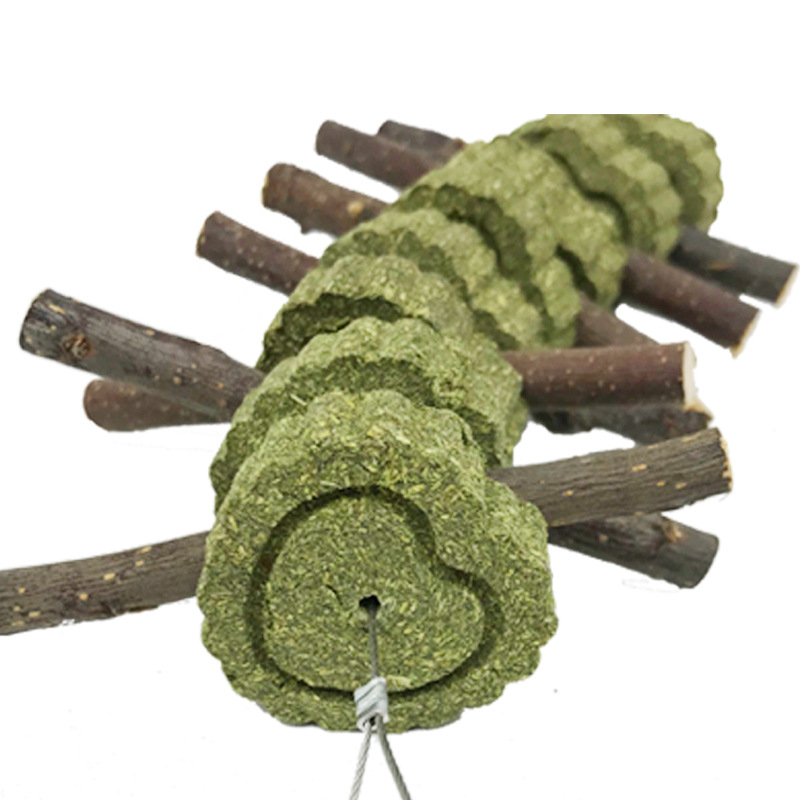 Džiovintas maistas triušiams ir hamstersiams — kramyklių lazdelės su Timotija žole ir obuolių šakelėmis, Carrot Valley