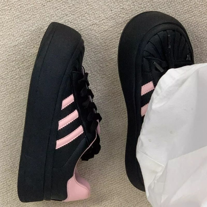 Naiste spordijalatsid PU ülemisega, kummist talla, triibuline muster, paelaga sulgemine