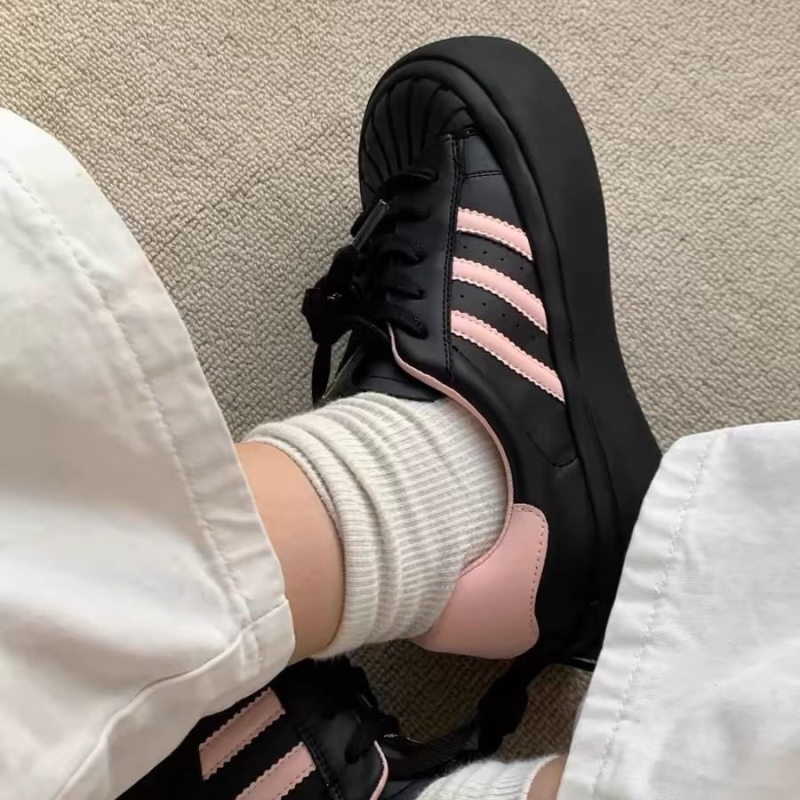 Naiste spordijalatsid PU ülemisega, kummist talla, triibuline muster, paelaga sulgemine