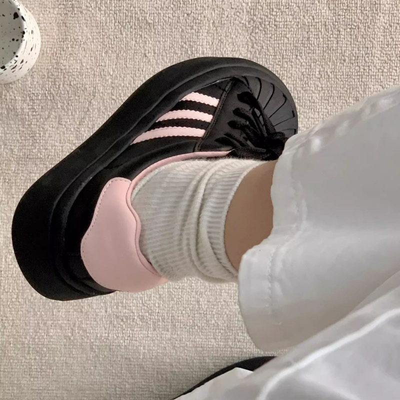 Naiste spordijalatsid PU ülemisega, kummist talla, triibuline muster, paelaga sulgemine