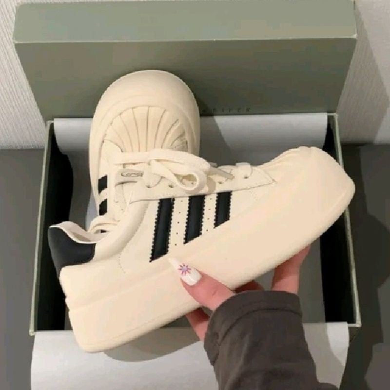 Naiste spordijalatsid PU ülemisega, kummist talla, triibuline muster, paelaga sulgemine