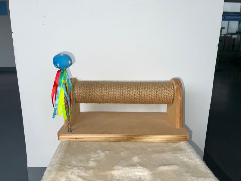 Katės įbrėžimų stulpas – medinė pagrindė, 18 mm daugiasluoksė plokštė, tvirti kanapių virvės stulpeliai, saugu ir ekologiška