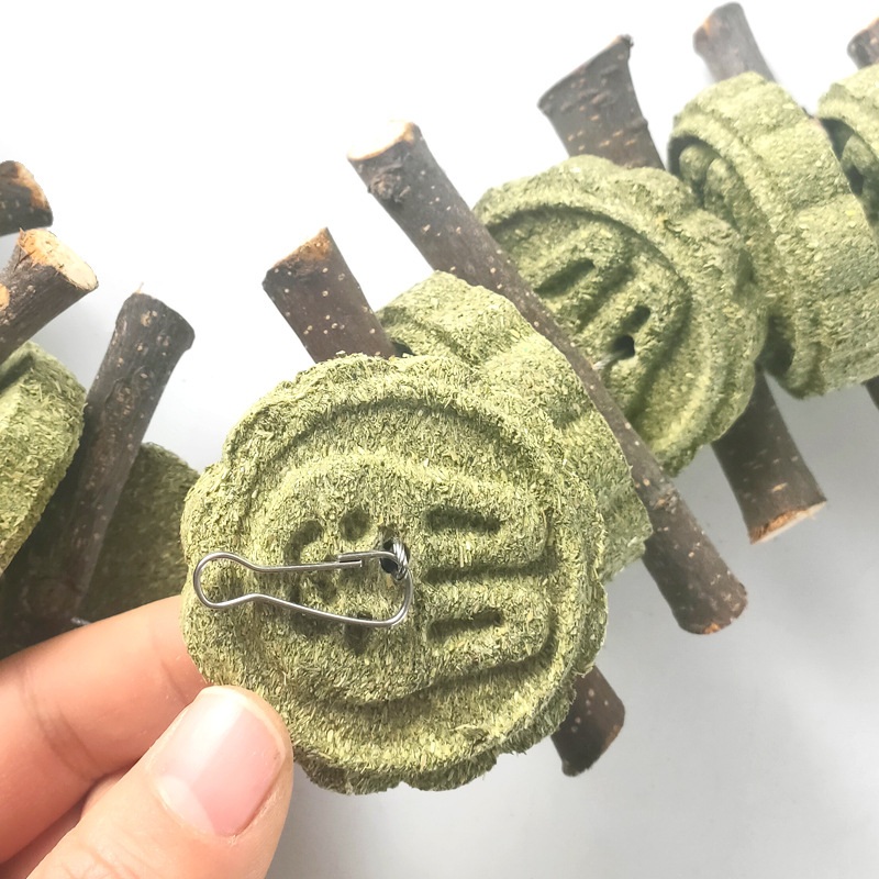 Džiovinti žolės dantų kramtukai triušiams ir žiurkėnams, 110 g, pakuotė 100 vnt., prekės ženklas Bibi Meng