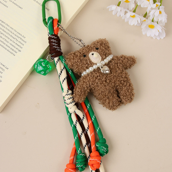 Rankų darbo pūkuotas meškiukas rankinės pakabukas su pintu virve – animaciniam stiliui, mažas gyvūnėlis, mišrios medžiagos, ruduo 2025