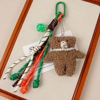 Rankų darbo pūkuotas meškiukas rankinės pakabukas su pintu virve – animaciniam stiliui, mažas gyvūnėlis, mišrios medžiagos, ruduo 2025