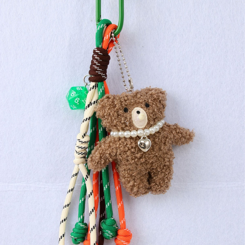 Rankų darbo pūkuotas meškiukas rankinės pakabukas su pintu virve – animaciniam stiliui, mažas gyvūnėlis, mišrios medžiagos, ruduo 2025