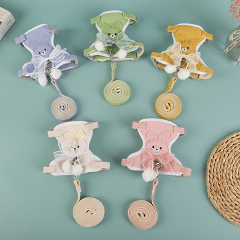 Reguliuojamos kačių pavadėlis vestos stiliaus su 3D kaspinu ir pūkuota kamuoliuku detales, poliesteris, su traukiamu mechanizmu