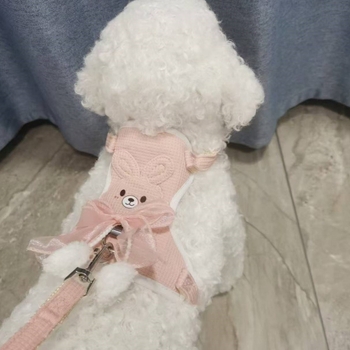 Reguliuojamos kačių pavadėlis vestos stiliaus su 3D kaspinu ir pūkuota kamuoliuku detales, poliesteris, su traukiamu mechanizmu