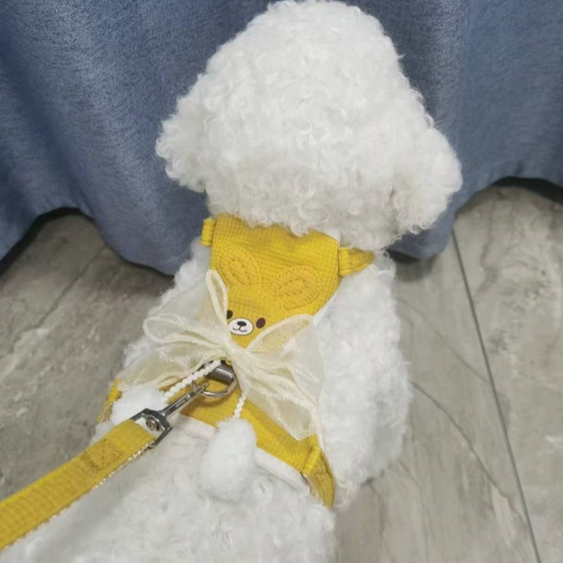 Reguliuojamos kačių pavadėlis vestos stiliaus su 3D kaspinu ir pūkuota kamuoliuku detales, poliesteris, su traukiamu mechanizmu