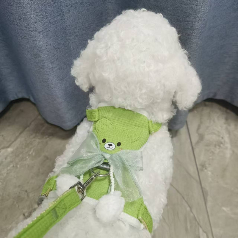 Reguliuojamos kačių pavadėlis vestos stiliaus su 3D kaspinu ir pūkuota kamuoliuku detales, poliesteris, su traukiamu mechanizmu