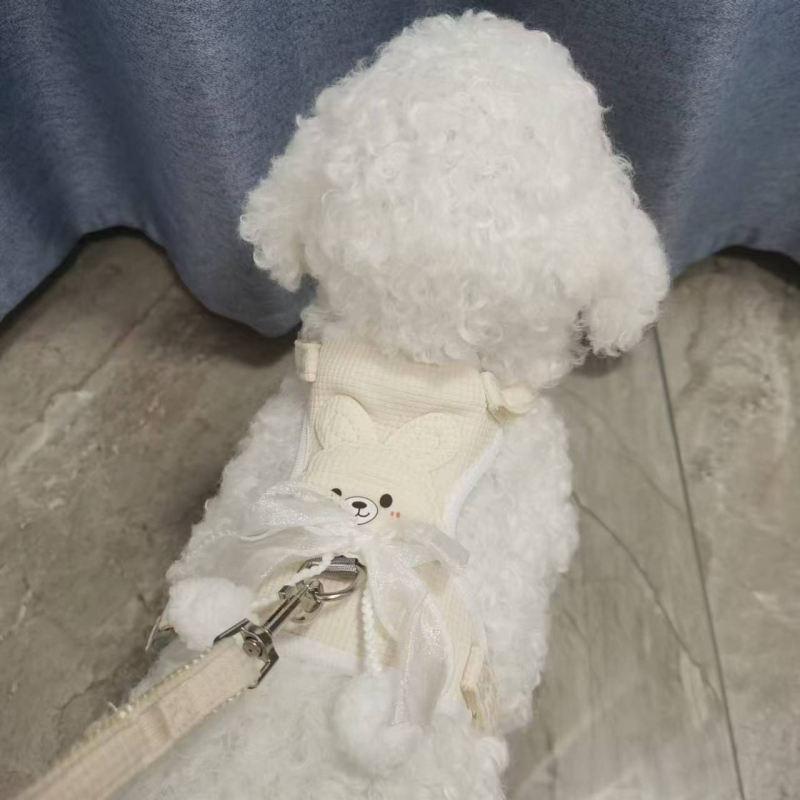 Reguliuojamos kačių pavadėlis vestos stiliaus su 3D kaspinu ir pūkuota kamuoliuku detales, poliesteris, su traukiamu mechanizmu