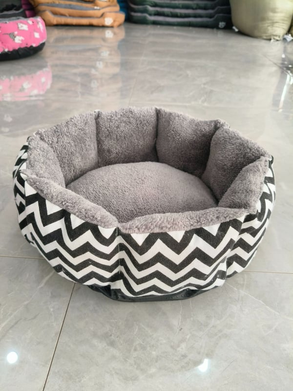 Augintinių lizdas – apvalus šiltas guolys šunims iš megztos medžiagos; prekė Delicious, kilmė Zhejiang (Medžiaga: megztas audinys; Kategorija: augintinių lizdas; Skirta: šunims; Kilmė: Zhejiang)