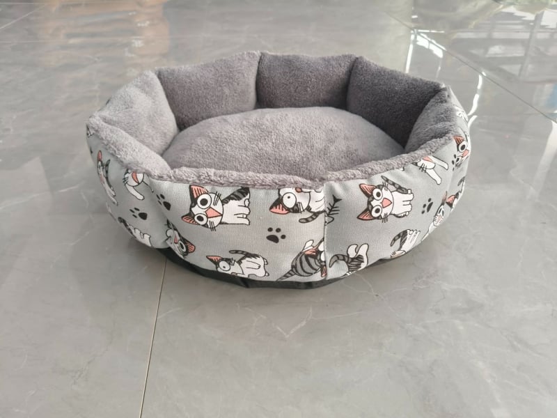 Augintinių lizdas – apvalus šiltas guolys šunims iš megztos medžiagos; prekė Delicious, kilmė Zhejiang (Medžiaga: megztas audinys; Kategorija: augintinių lizdas; Skirta: šunims; Kilmė: Zhejiang)