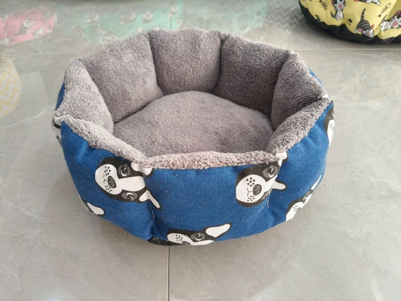 Augintinių lizdas – apvalus šiltas guolys šunims iš megztos medžiagos; prekė Delicious, kilmė Zhejiang (Medžiaga: megztas audinys; Kategorija: augintinių lizdas; Skirta: šunims; Kilmė: Zhejiang)