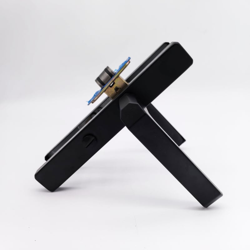 Dzelzs vannasistabas durvju atslēga ar rokturi, modelis 25, šaura mala, pilnīgi uzklāta, mūsdienīgs minimālisms