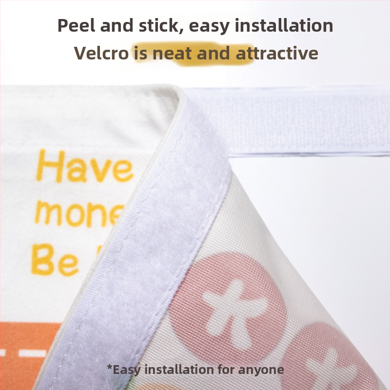 Geometrinio rašto poliesterio užuolaida skaitiklio dėžės maskavimui svetainėje, virtuvėje ar įėjime; pakabinama užuolaida; montavimo nereikia.