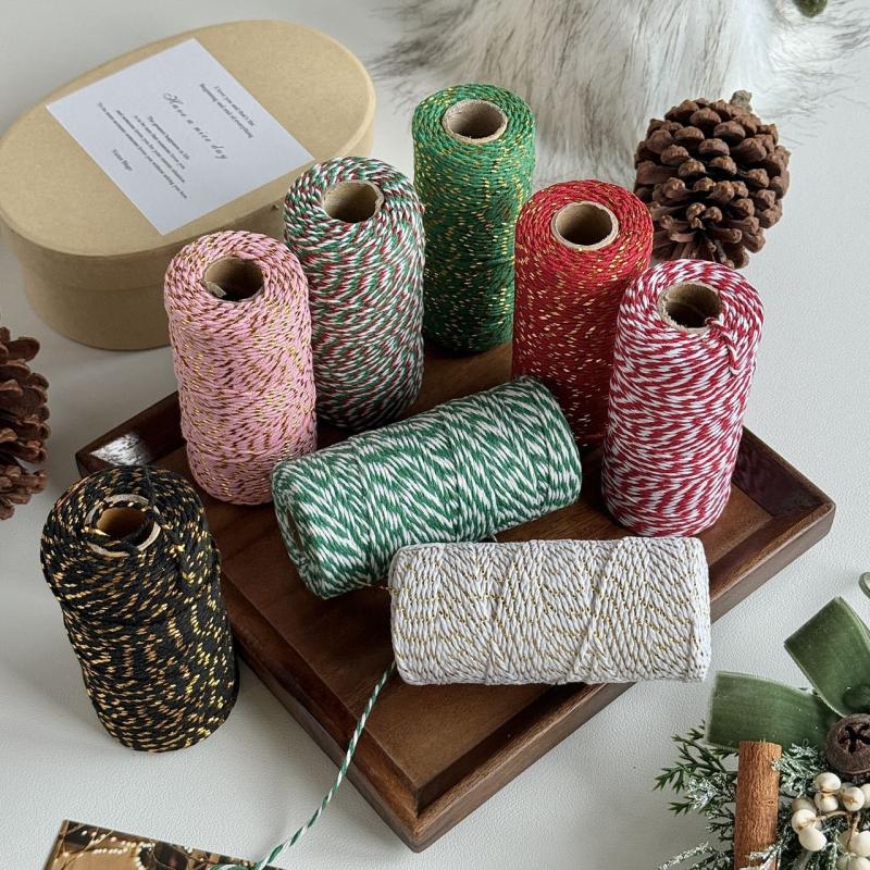 Kokvilnas diegs Jiefeng, 100 m garums, piemērots dāvanas iesaiņojumam, dekorācijām un tekstilizstrādājumiem.