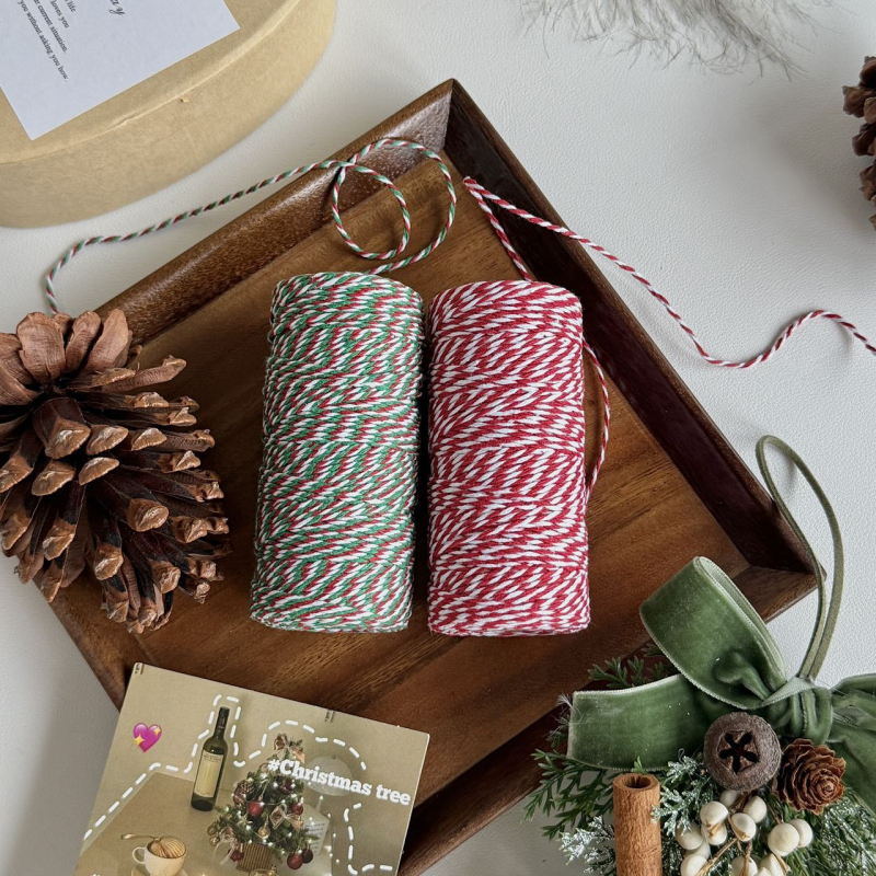 Kokvilnas diegs Jiefeng, 100 m garums, piemērots dāvanas iesaiņojumam, dekorācijām un tekstilizstrādājumiem.