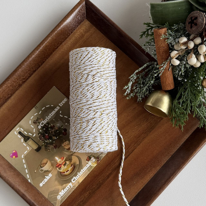 Kokvilnas diegs Jiefeng, 100 m garums, piemērots dāvanas iesaiņojumam, dekorācijām un tekstilizstrādājumiem.