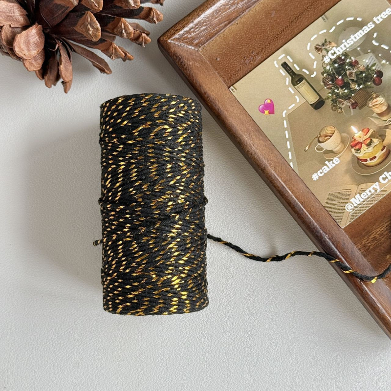 Kokvilnas diegs Jiefeng, 100 m garums, piemērots dāvanas iesaiņojumam, dekorācijām un tekstilizstrādājumiem.