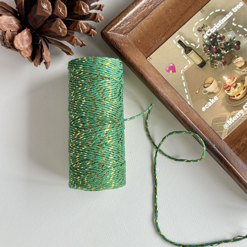 Kokvilnas diegs Jiefeng, 100 m garums, piemērots dāvanas iesaiņojumam, dekorācijām un tekstilizstrādājumiem.