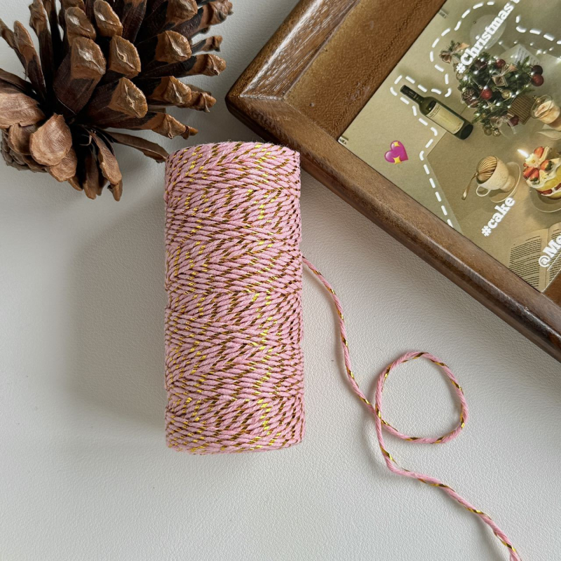 Kokvilnas diegs Jiefeng, 100 m garums, piemērots dāvanas iesaiņojumam, dekorācijām un tekstilizstrādājumiem.