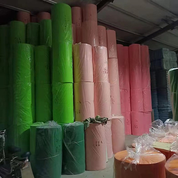 Poliesterio filco neausta audinys, 150 g/m², kardintas, namų tekstilėms