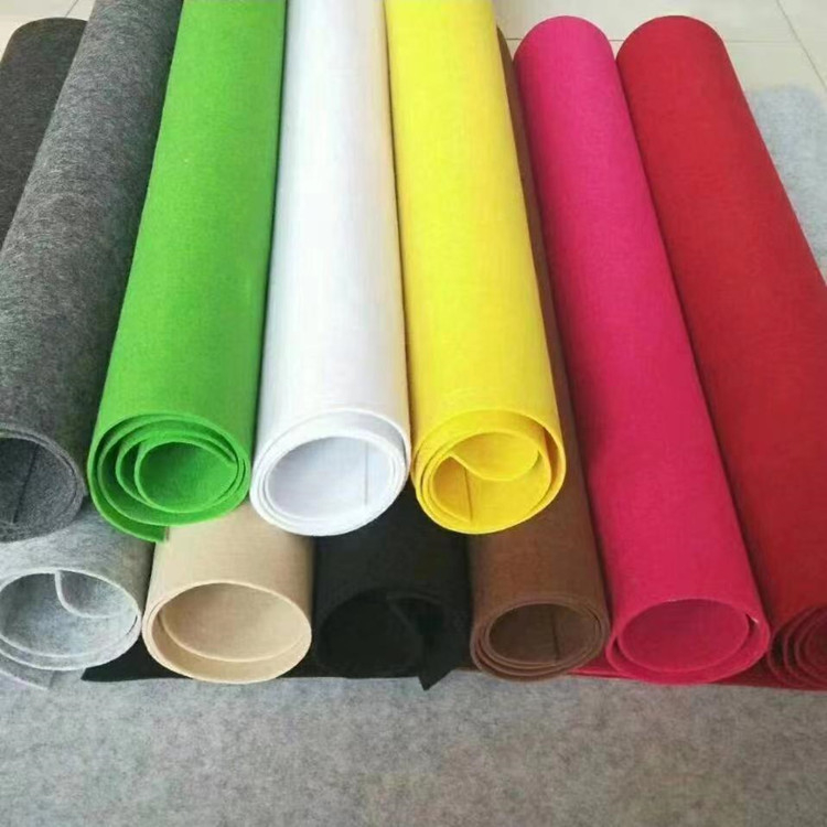 Poliesterio filco neausta audinys, 150 g/m², kardintas, namų tekstilėms