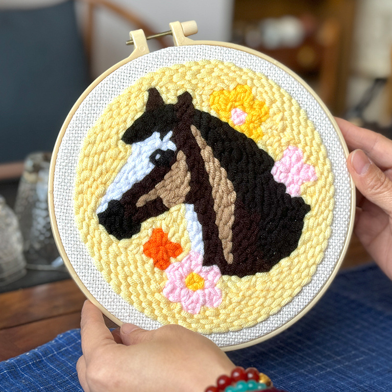 Audinio siuvimo rinkinys su gyvūnų karikatūrų motyvais — kryžminio siuvimo rinkinys, kitas siuvimo tipas, modernus minimalistinis stilius