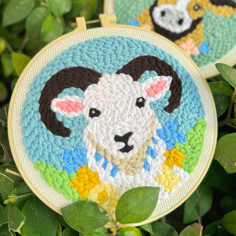 Audinio siuvimo rinkinys su gyvūnų karikatūrų motyvais — kryžminio siuvimo rinkinys, kitas siuvimo tipas, modernus minimalistinis stilius