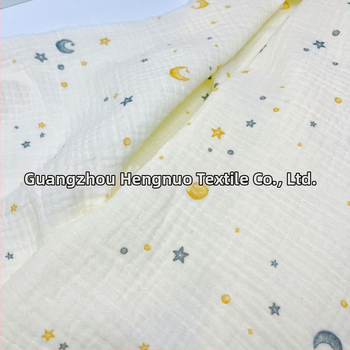 100% medvilnės dviejų sluoksnių krepp audinys su žvaigždės ir mėnulio piešiniu, tinkamas kūdikių drabužiams ir patalynėms, aplinkai draugiška spauda ir dažymas
