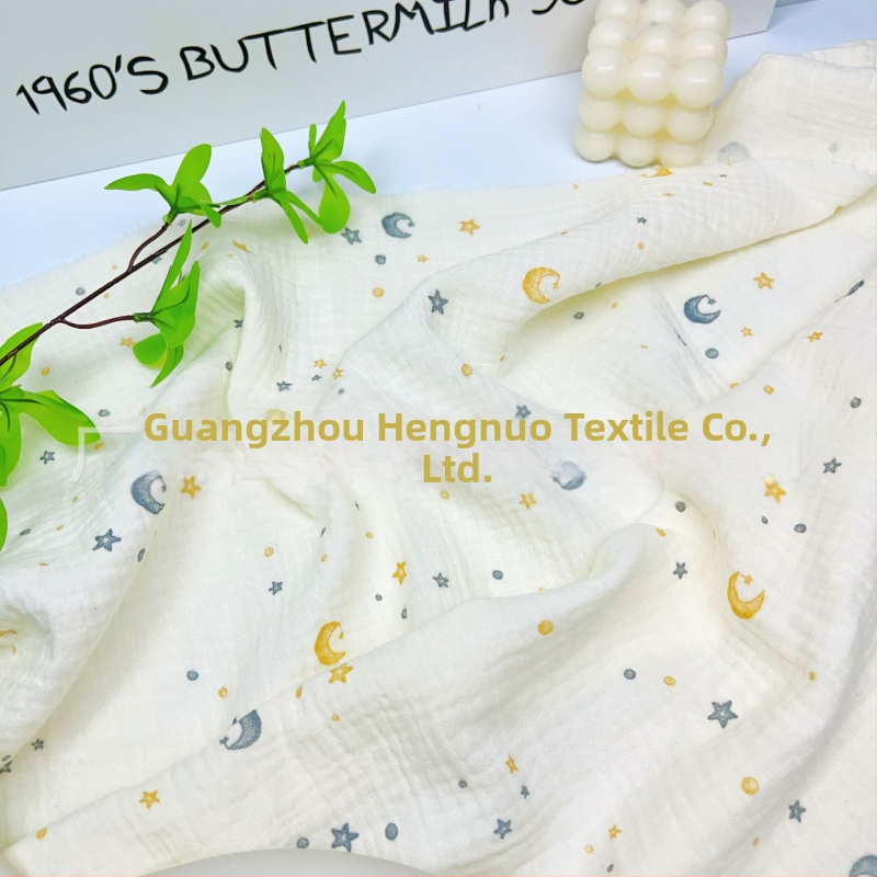 100% kokvilnas divslāņu krepp audums ar zvaigznīšu un mēness motīvu, piemērots zīdaiņu apģērbam un gultasveļai, videi draudzīga drukāšana un apdare