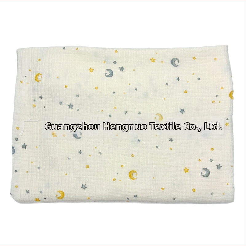 100% kokvilnas divslāņu krepp audums ar zvaigznīšu un mēness motīvu, piemērots zīdaiņu apģērbam un gultasveļai, videi draudzīga drukāšana un apdare
