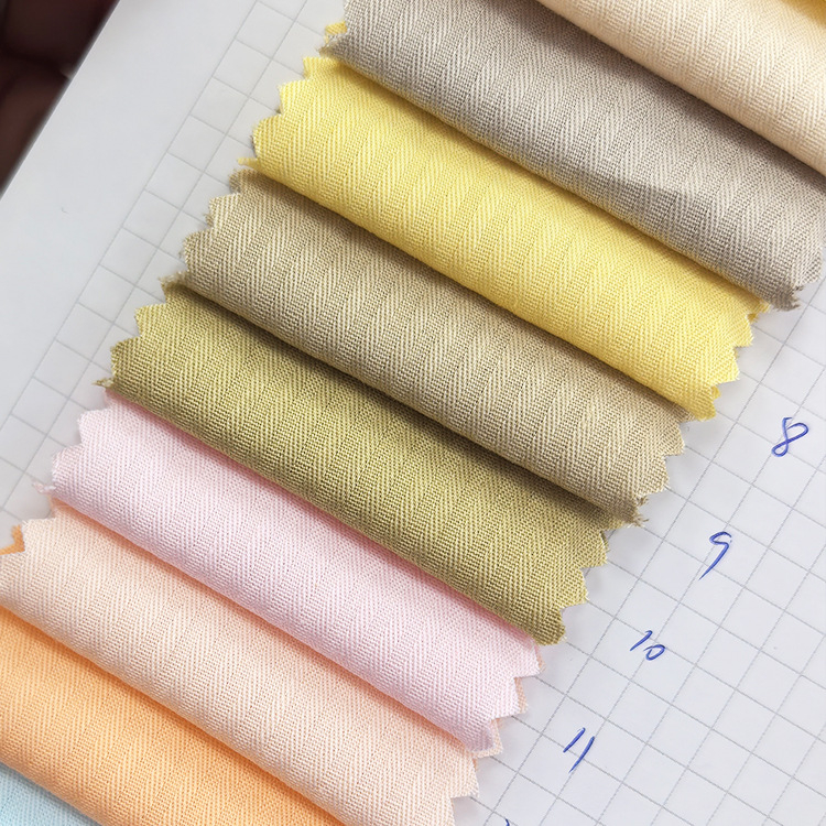 Ingekhez való pamut vászon, 100% pamut, herringbone szövés, környezetbarát festés, alkalmas ingekhez és egyenruhákhoz
