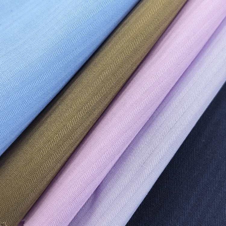 Ingekhez való pamut vászon, 100% pamut, herringbone szövés, környezetbarát festés, alkalmas ingekhez és egyenruhákhoz