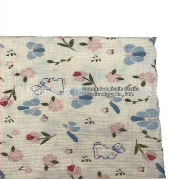 100% pamutból készült, dupla rétegű crepe muslin anyag, nyomtatott masni motívummal és tie-dye mintával; ideális babapizsamára, ágyneműre és otthoni viseletre