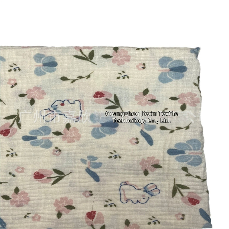 100% pamutból készült, dupla rétegű crepe muslin anyag, nyomtatott masni motívummal és tie-dye mintával; ideális babapizsamára, ágyneműre és otthoni viseletre