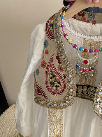 Mergaitės etninio stiliaus suknelių komplektas su gėlėtu liemenėliu – poliesterio mišinio audinys, 3–8 m., 100–140 cm, pavasaris 2024