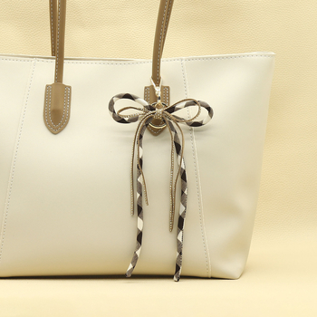 Maišelio raktų pakabukas su kaspinėlio mazgu, languotas modelis ir rhinestones, rankomis megztas iš poliesterio, vasara 2025