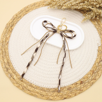 Maišelio raktų pakabukas su kaspinėlio mazgu, languotas modelis ir rhinestones, rankomis megztas iš poliesterio, vasara 2025