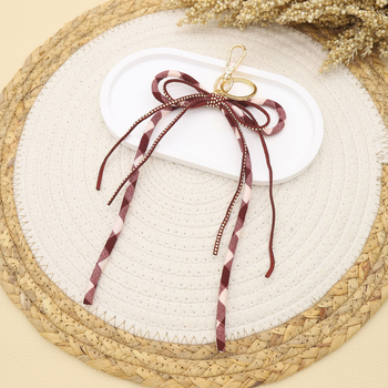 Maišelio raktų pakabukas su kaspinėlio mazgu, languotas modelis ir rhinestones, rankomis megztas iš poliesterio, vasara 2025