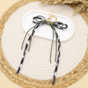 Maišelio raktų pakabukas su kaspinėlio mazgu, languotas modelis ir rhinestones, rankomis megztas iš poliesterio, vasara 2025