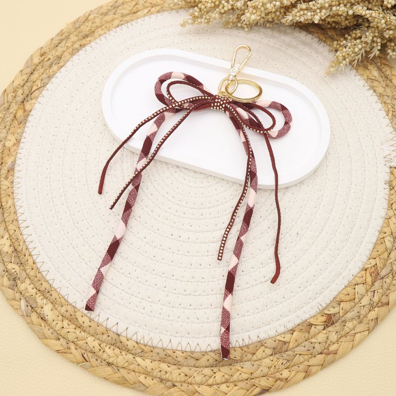 Maišelio raktų pakabukas su kaspinėlio mazgu, languotas modelis ir rhinestones, rankomis megztas iš poliesterio, vasara 2025