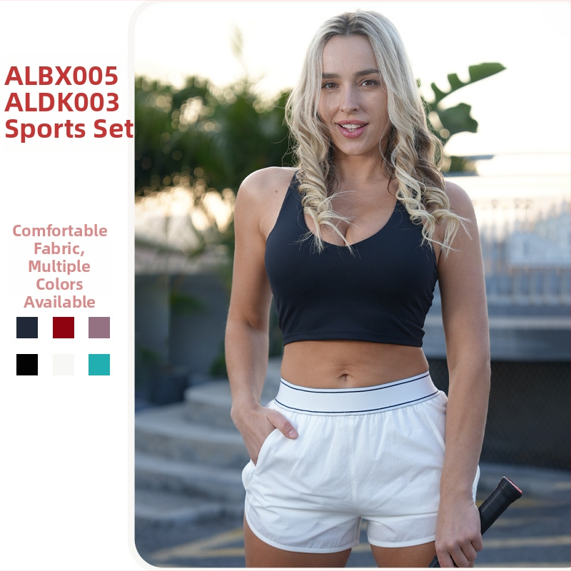 Moterų be rankovių haltero jogos viršūnė su krūtinės pagalvėlėmis ir nailoninių šortų komplektas (2025)